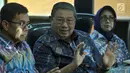 Ketua Umum Partai Demokrat Susilo Bambang Yudhoyono (SBY) memberikan keterangan pers saat memantau hasil quick count Pilkada Serentak 2018 dari Ruang Monitoring di Wisma Proklamasi, Jakarta, Rabu (27/6). (Merdeka.com/Iqbal S. Nugroho)
