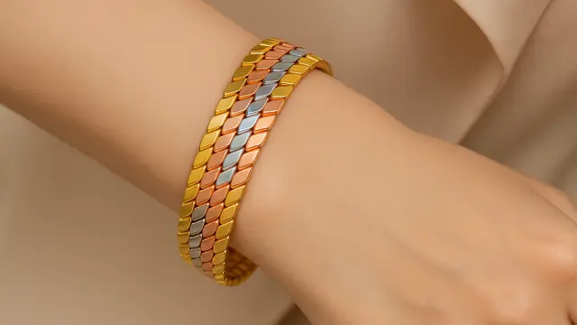 Model Gelang Emas Lipan Terbaru 2025/Ilustrasi gambar oleh AI