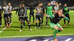 Kiper Angers (SCO), Ludovic Butelle (kanan) dan rekannya melakukan selebrasi usai menahan imbang Paris Saint-Germain (PSG) pada lanjutan Ligue 1 di Stadion Jean Bouin, Angers, France. (AFP Photo/Jean Francois Monier)
