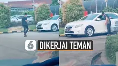 Pemuda itu nampak tertawa malu setelah sukses dijahili temannya.