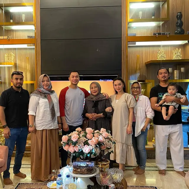 6 Momen Pertemuan Zaskia Gotik dan Mama Mertua, Penuh Kehangatan