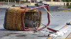 Keranjang balon udara yang jatuh tergeletak di trotoar di Albuquerque, New Mexico, Amerika Serikat, Sabtu (26/6/2021). Polisi mengatakan lima penumpang tewas setelah jatuh di jalan yang ramai. (AP Photo/Andres Leighton)