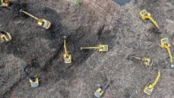 Hingga kini, total korban tercatat 13 orang dengan rincian, enam meninggal dunia, enam selamat, dan satu lainnya masih dalam pencarian. Tampak foto udara menunjukkan tim penyelamat menggunakan alat berat untuk mencari korban longsor di Tempat Pembuangan Sampah Terpadu (TPST) Bantargebang, Kota Bekasi, Jawa Barat, pada Senin 9 Maret 2026. (BAY ISMOYO/AFP)