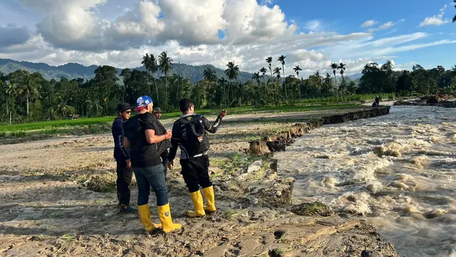 Proses pencarian anggota Ditreskrimum Polda Riau, Ipda Angga Mufajar yang hilang terseret banjir di Sumbar.