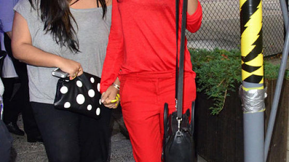 Inspirasi Fashion Rihanna Dalam Balutan Aneka Sweater