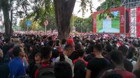 Meski tak dapat masuk ke istana, mereka menyaksikan jalannya upacara HUT ke-73 kemerdekan RI dengan menonton layar raksasa. (Merdeka.com)