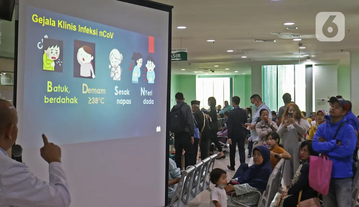 dr. Mohamad Yanuar saat melakukan penyuluhan mengenai virus corona (2019-nCov) di RSUD Pasar Minggu, Jakarta, Rabu (29/1/2020). Kegiatan itu untuk memberikan edukasi mengenai penyebab, gejala dan langkah pencegahan virus Corona bagi pasien. (Liputan6.com/Herman Zakharia)