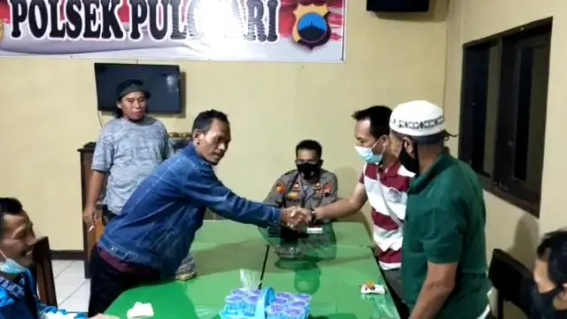 Polisi memediasi pertikaian berbuntut kebakaran rumah, di Pemalang. (Foto: Liputan6.com/Polres Pemalang)