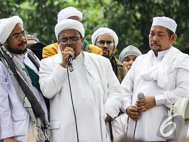 Habib Rizieq (tengah) saat berorasi di depan Balaikota, Jakarta, Senin (10/11/2014)   (Liputan6.com/Faizal Fanani)