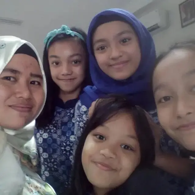6 Potret Sarah Amalia dan Alleia Saat Pakai Hijab, Sama-Sama Tampak Anggun