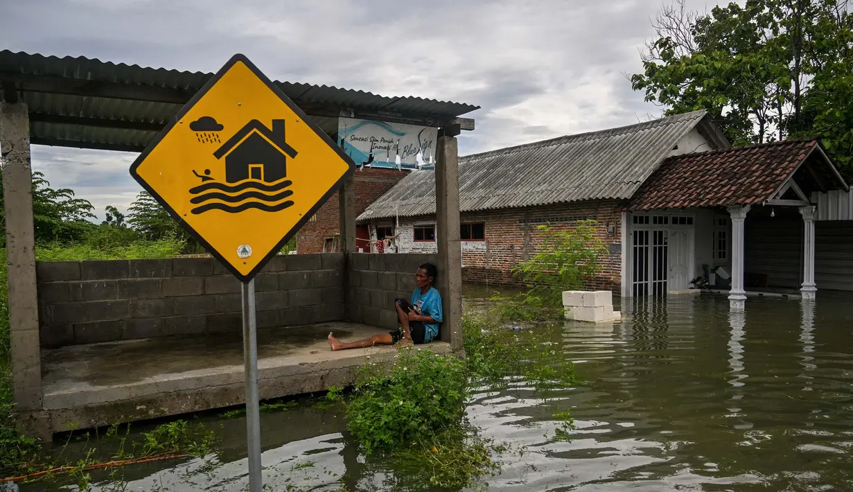 Banjir di wilayah Tempuran, Mojokerto, Jawa Timur, terjadi sejak Sabtu (7/12/2024) lalu. Hingga Senin (9/12/2024) ketinggian air meninggi dan merendam bangku sekolah. (Juni KRISWANTO/AFP)