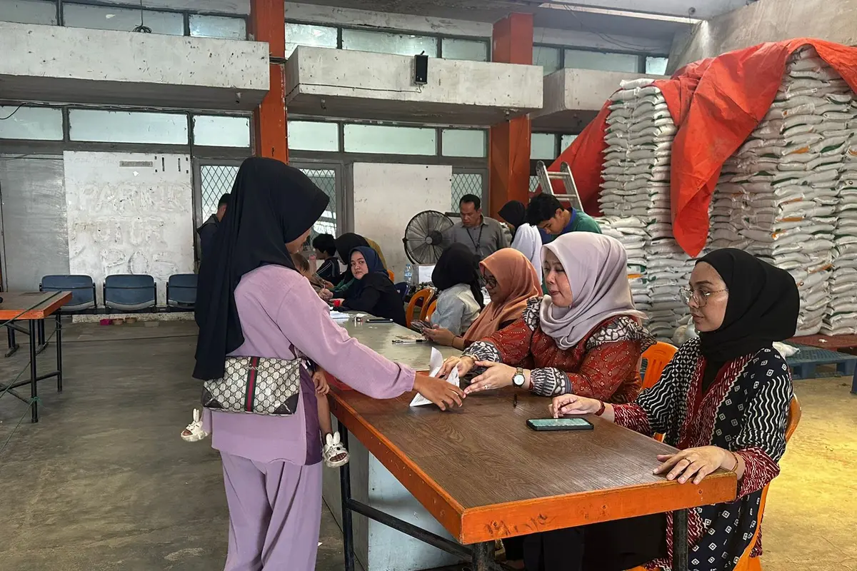 Bansos sembako dan Program Keluarga Harapan (PKH) dari Kementerian Sosial kepada penerima di seluruh Indonesia.