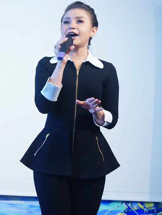 "Sangat beda, teknologinya beda. English bukan bahasa pertamaku, biasanya ketika melakukan recording maksimal satu jam. Bisa dibilang lagu ini Ballet song, aku belajar itu," terang Rossa. (Syaiful Bahri/Bintang.com)