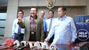 Mantan Kepala BIN, Hendropriyono menyapa awak media di KPP Sudirman, Jakarta, Rabu (21/9). Perserta program pengampunan pajak dari pengusaha nasional makin banyak berdatangan ke kantor pajak untuk melaporkan harta mereka. (Liputan6.com/Angga Yuniar)