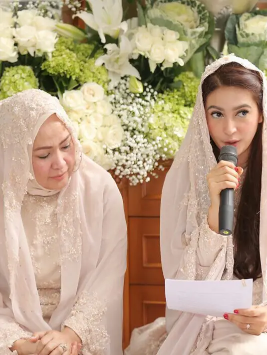 "Ini bukan sinetron yang biasa Nabila perankan dalam cerita televisi, tapi kali ini sinetron kehidupan dari Allah yang akan Nabila perankan," ungkap Nabila. Ia juga berdoa agar orangtuanya mendapat keberkahan dan kesehatan. (Ruben Silitonga/Bintang.com)