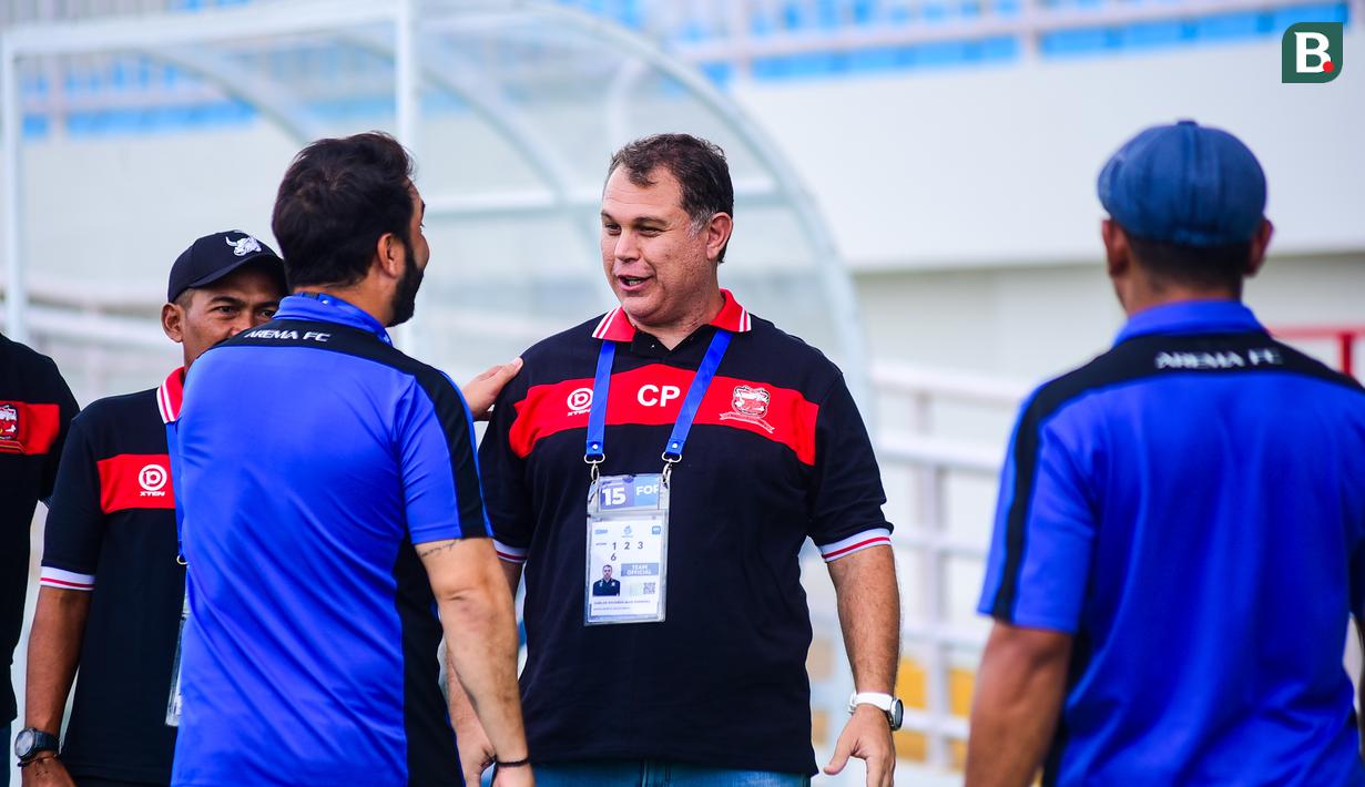 Selain itu, ada reuni antar Brasil di laga ini. Seperti pelatih kedua tim yang berasal dari negara sama. Yakni Carlos Parreira dari Madura United dan asisten pelatih Arema, Andre Caldas. (Bola.com/Iwan Setiawan)