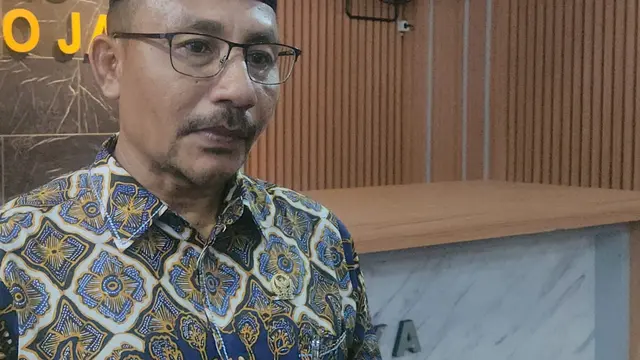 Anggota DPD RI asal Aceh H Sudirman atau yang akrab disapa Haji Uma saat mendatangi Polda Metro Jaya, Jumat (9/8/2024).