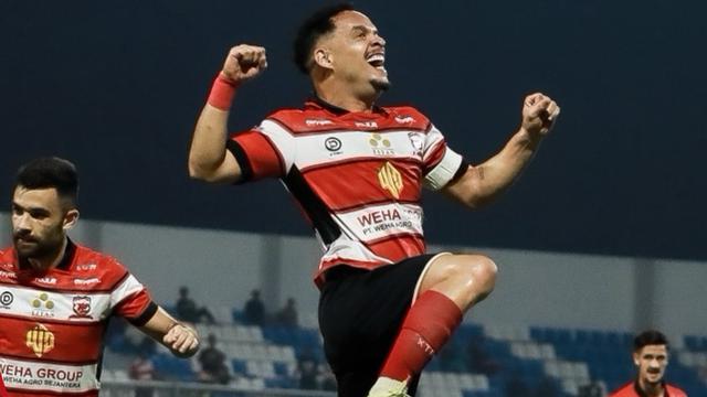 Madura United vs Semen Padang