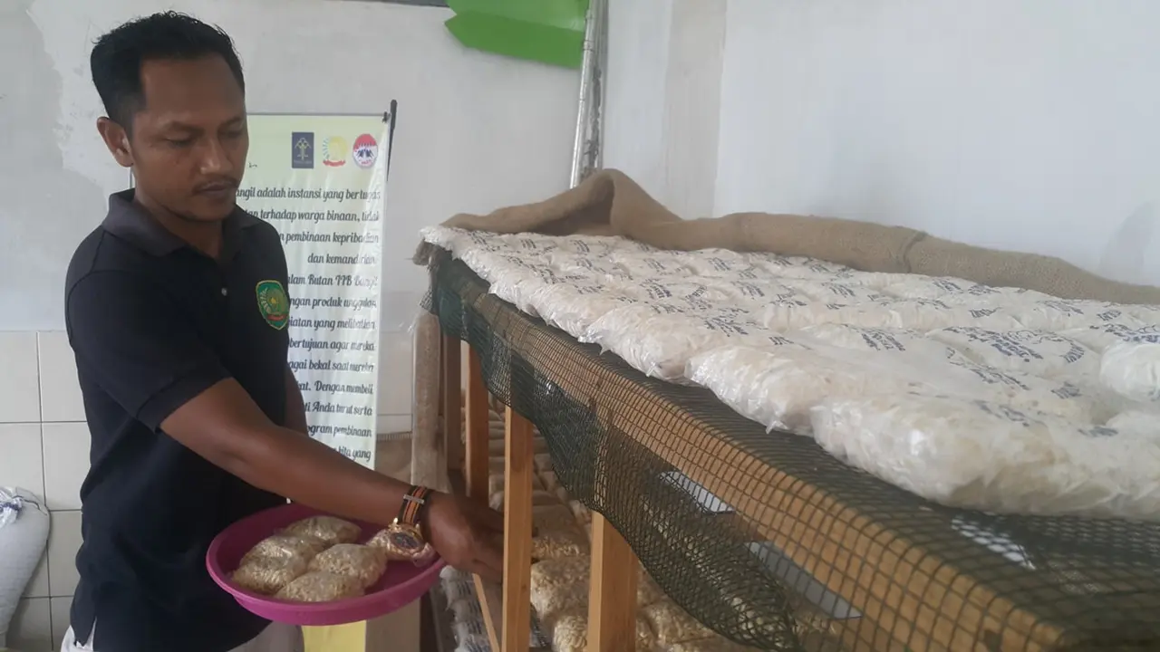 Tempe Selamatkan Hidup Keluarga Napi Koruptor dari Balik Penjara