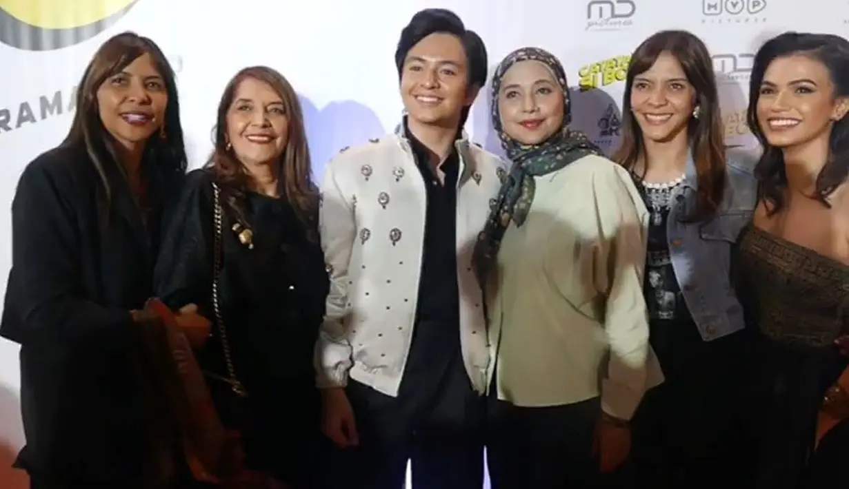 Film remake dari judul yang sama ini mengisahkan kehidupan anak muda Jakarta bernama Boy dengan segala tantangan yang dihadapi, mulai dari percintaan, persahabatan, keluarga, sampai cita-cita. Film ini tayang perdana di bioskop bertepatan dengan momen peringatan HUT RI ke-78. (Liputan6.com/IG/@ayukhadijahazhari)