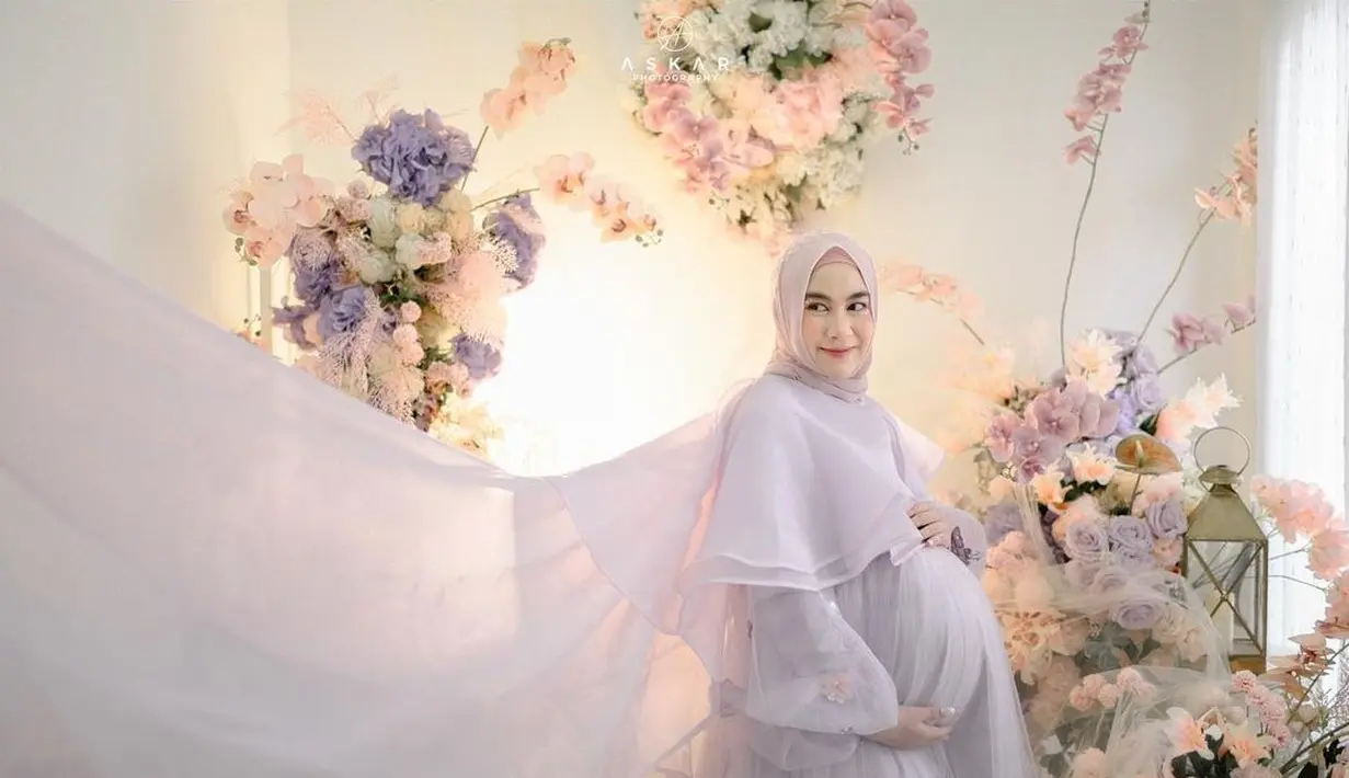 Akan segera menjadi ibu, aura keibuan sahabat Dinda Hauw ini semakin terlihat. Pakai gaun warna ungu, Anisa Rahma semakin terlihat cantik. Hamil anak kembar setelah 4 tahun menanti, tak sedikit warganet yang mendoakan kelancaran persalinan artis kelahiran 12 Oktober 1990 ini. Senyuman manis yang dipamerkan ke kamera sembari memegang perut buncitnya, Anisa Rahma bikin terpana. (Liputan6.com/IG/@anisarahma_12)