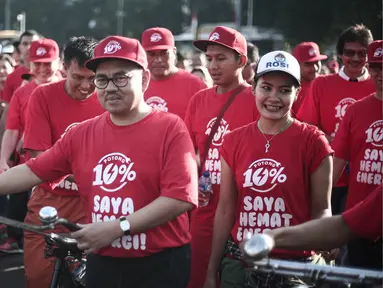 Menteri ESDM Sudirman Said berkampanye hemat energi 10 persen di Bundaran HI, Jakarta, Minggu (15/5). Kampanye  'Gerakan Potong 10 Persen' itu disuarakan melalui gerak jalan santai yang diselenggarakan pada car free day. (Liputan6.com/Faizal Fanani)