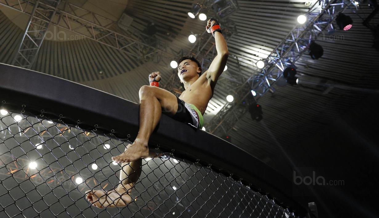 Petarung Indonesia, Stefer Rahardian, melakukan selebrasi usai mengalahkan petarung Kamboja, Shin Bunsrun, pada One Champhionship di JCC, Senayan, Sabtu (16/9/2017). Stefer hanya memerlukan satu ronde untuk mengalahkan Shin. (Bola.com/M Iqbal Ichsan)