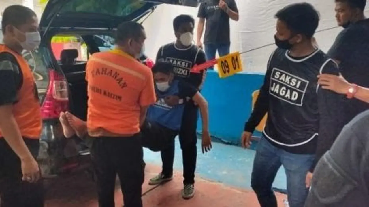 Rekonstruksi terbunuhnya tahanan Polresta Balikpapan.