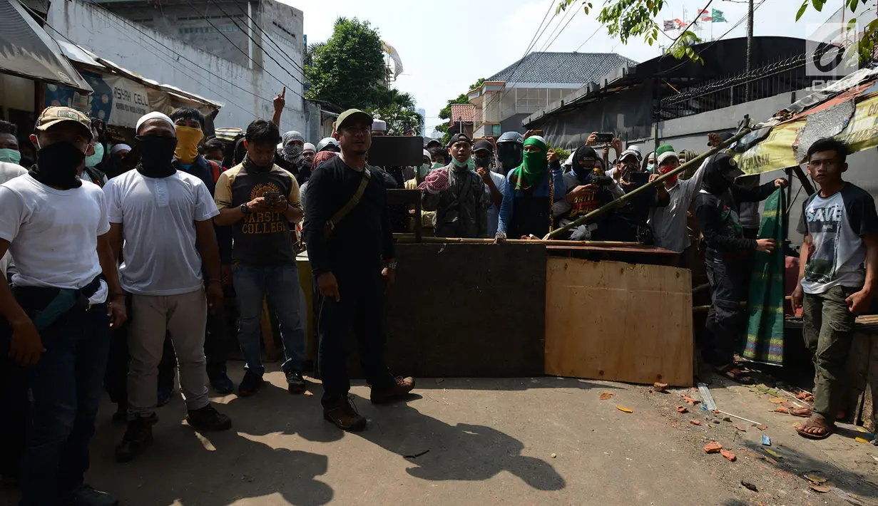 Massa yang diredam oleh anggota TNI untuk mencegah kerusuhan susulan di Jalan KS Tubun, Petamburan, Jakarta, Rabu (22/5/2019). Aparat keamanan berhasil menghalau massa aksi 22 Mei yang sebelumnya berkumpul di kawasan tersebut. (merdeka.com/Imam Buhori)