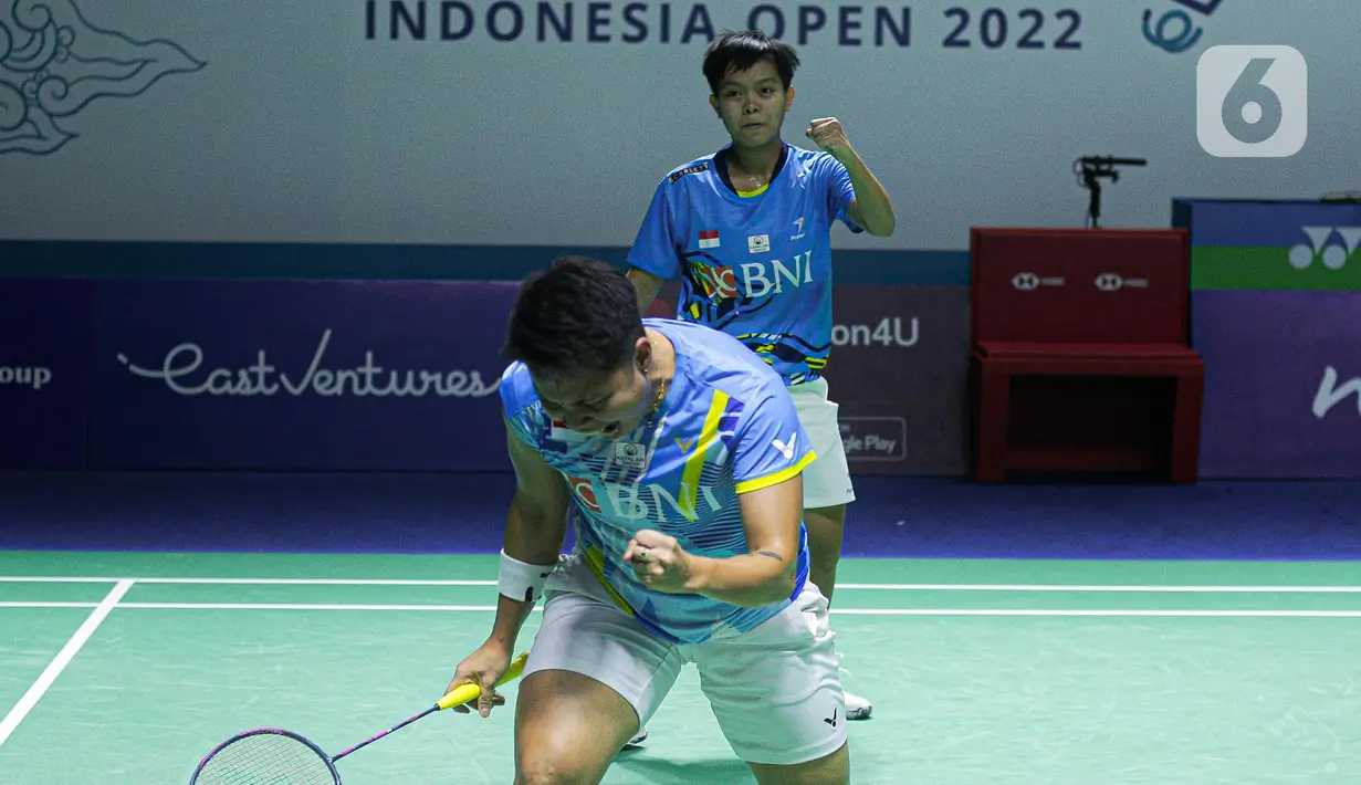 Pebulu tangkis ganda putri Indonesia Apriyani Rahayu (depan) dan Siti Fadia Silva Ramadhanti meraih satu poin saat melawan ganda putri China Zhang Shu Xian/Zheng Yu pada babak 16 besar Indonesia Open 2022 di Istora Senayan, Jakarta Pusat, Kamis (16/6/2022). Apriyani/Fadia lolos ke babak perempat final lewat rubber game, 21-16, 16-21 dan 21-18. (Liputan6.com/Faizal Fanani)