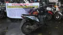 Spanduk tentang pembatasan aktivitas terpampang di pintu masuk perumahan di kawasan Cideng, Jakarta, Kamis (2/4/2020). Pemerintah menetapkan Pembatasan Sosial Berskala Besar dengan membatasi kegiatan tertentu penduduk di wilayah yang diduga terinfeksi COVID-19. (Liputan6.com/Helmi Fithriansyah)