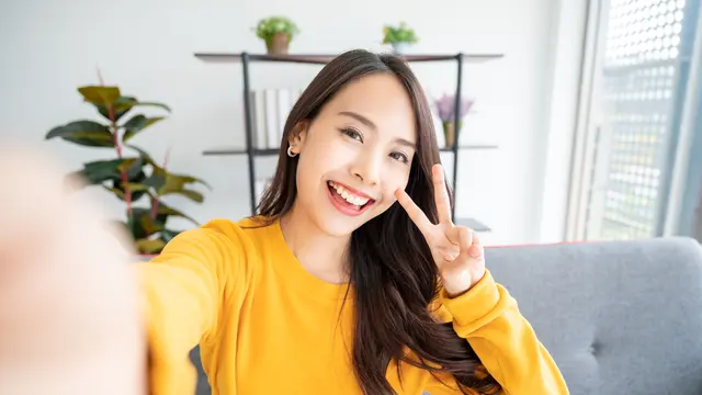 perempuan baju kuning selfie