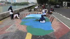 Sejumlah siswa membuat lukisan mural tiga dimensi di trotoar jalan di kawasan Danau Sunter, Jakarta, Senin (26/3). Pengecatan mural di sepanjang trotoar Danau Sunter tersebut untuk memperindah tata ruang kota. (Liputan6/Arya Manggala)