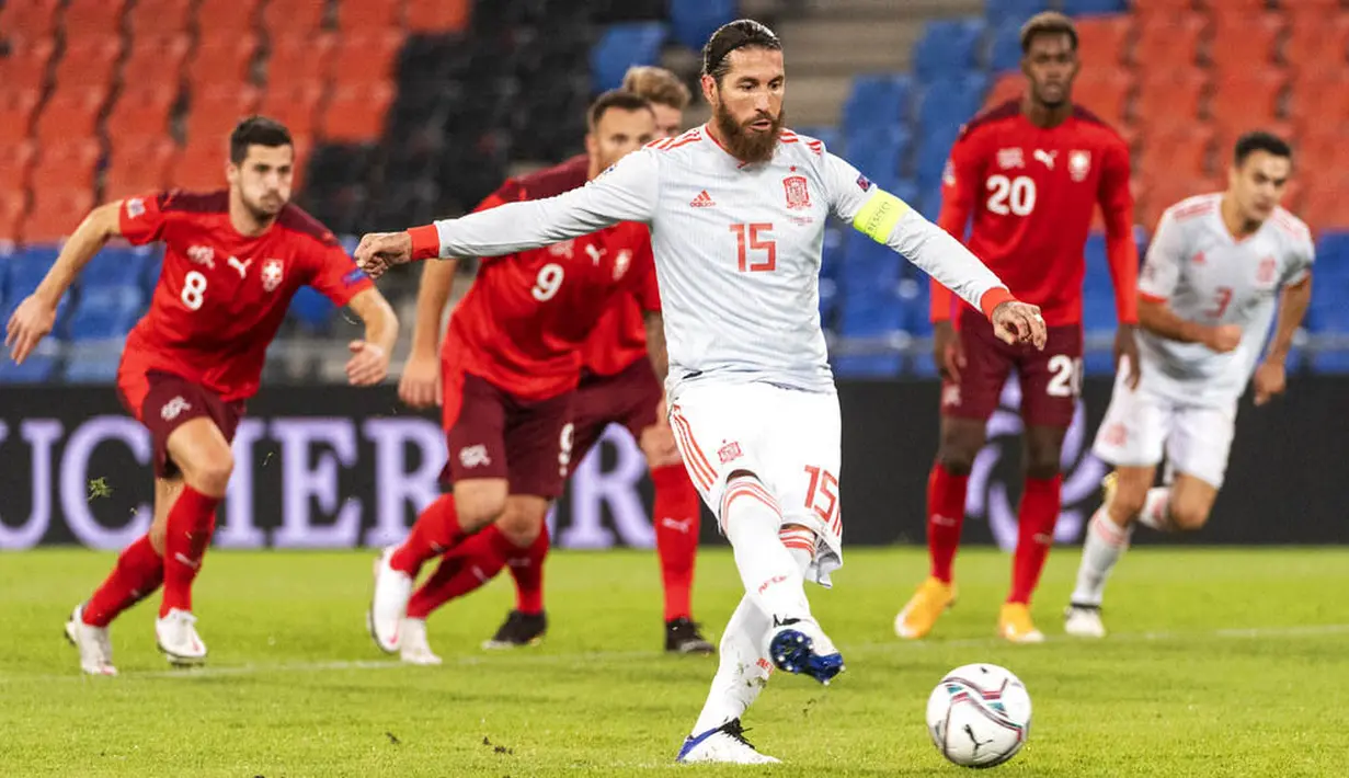Bek Spanyol, Sergio Ramos, melepaskan tendangan penalti saat melawan Swiss pada laga UEFA Nations League di Stadion St. Jakob-Park, Minggu (15/11/2020). Kedua tim bermain imbang 1-1. (Alessandro della Valle/Keystone via AP)