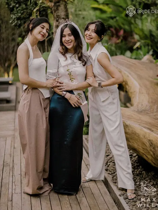 Apalah arti bridal shower tanpa kehadiran sahabat. Semua kompak pakai outfit warna putih. Termasuk sahabat dari kalangan selebritis seperti Sheila Dara dan Fita Anggriani.  [Foto: @maxwillyphotography]