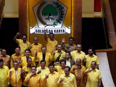Ketua Umum Partai Golkar Airlangga Hartarto (tengah depan) beserta struktur kepengurusan baru Partai Golkar periode 2018-2019 saat foto bersama di DPP Partai Golkar, Slipi, Jakarta, Senin (22/1). (Liputan6.com/JohanTallo)