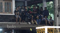 Antusias penonton saat menyaksikan laga Timnas Futsal Indonesia melawan IPC Pelindo pada laga Uji Coba jelang AFF Futsal Championshi 2016 di Tifosi Sport Center, Jakarta Timur, (15/12017). Timnas menang 8-5. (Bola.com/Nicklas Hanoatubun)