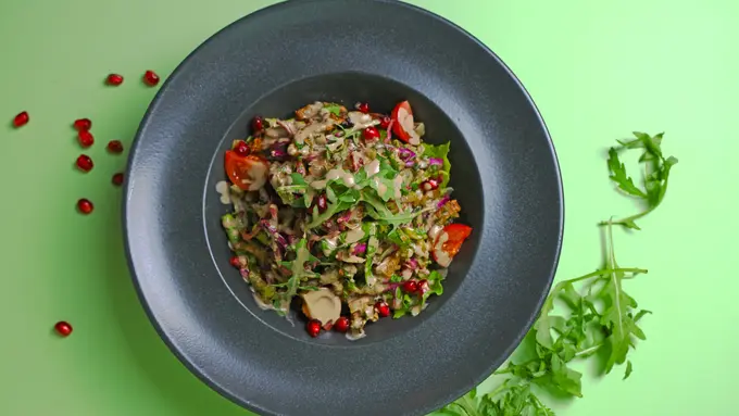 Resep Salad Barley Hangat dengan Sayur Panggang dan Lemon Dressing untuk Menu Sehari-hari