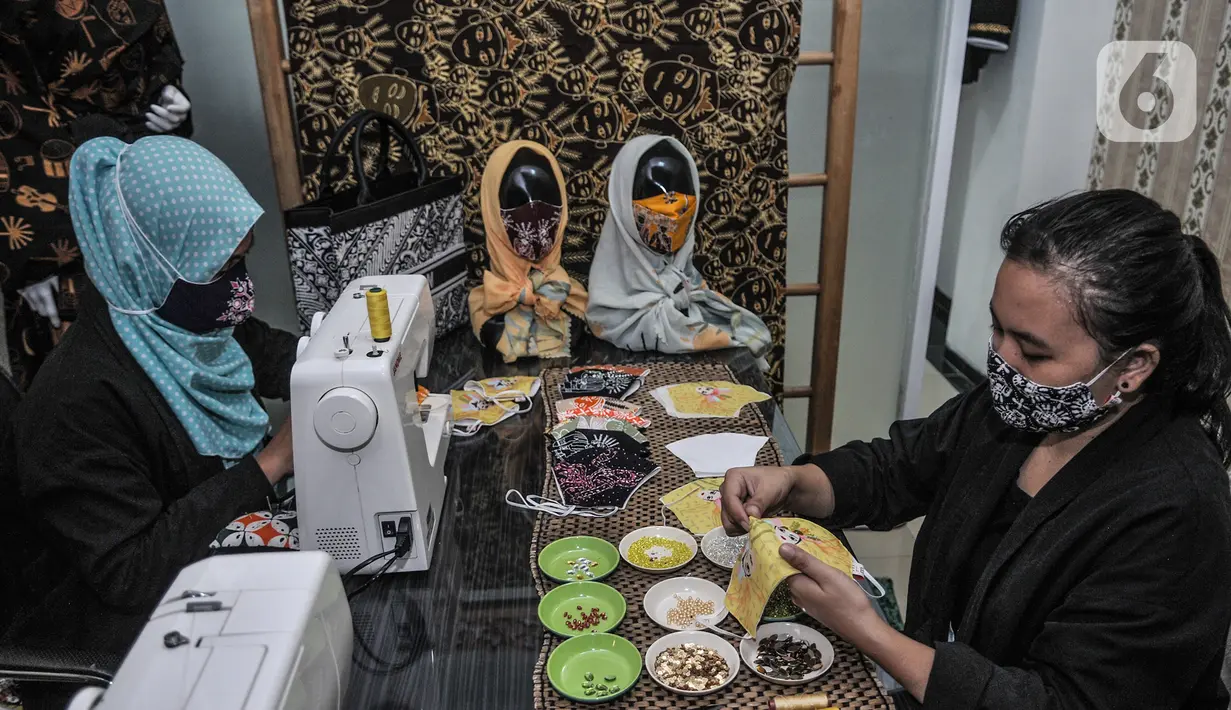 Pekerja saat menyelesaikan pembuatan masker bercorak batik Betawi di Butik Elemwe, Jakarta, Selasa (22/12/2020). (merdeka.com/Iqbal S. Nugroho)
