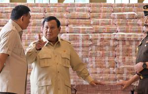 Presiden Prabowo Subianto (tengah) berbicara dengan Jaksa Agung Sanitiar Burhanuddin (kanan) dan Menteri Pertahanan Indonesia Sjafrie Sjamsoeddin di samping tumpukan uang kertas rupiah Indonesia senilai 800 juta USD di gedung Kejaksaan Agung Republik Indonesia, Jakarta, Senin 20 Oktober 2025. (BAY ISMOYO/AFP)