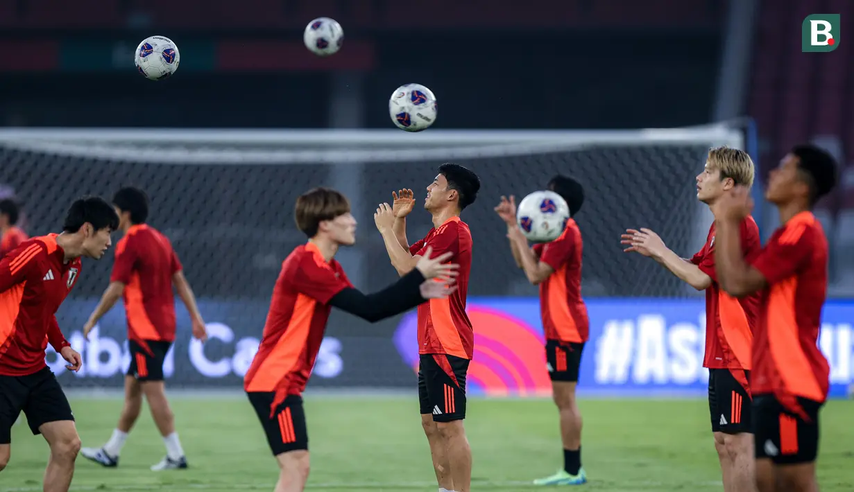 <p>Wataru Endo (tengah) dan sejumlah pemain Timnas Jepang melakukan pemanasan menjelang laga lanjutan putaran ketiga Grup C Kualifikasi Piala Dunia 2026 melawan Timnas Indonesia di Stadion Utama Gelora Bung Karno (SUGBK), Senayan, Jakarta, Kamis (14/11/2024). (Bola.com/Bagaskara Lazuardi)</p>
