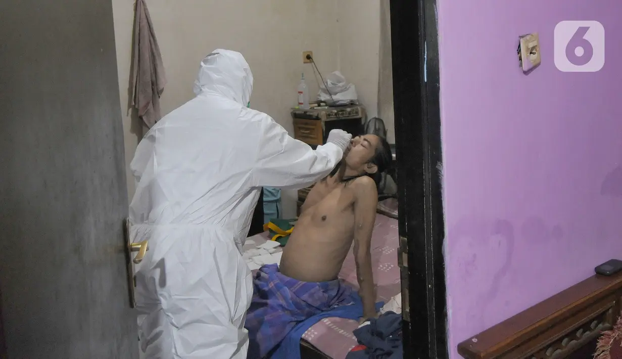 Petugas Puskesmas Jagakarsa mendatangi warga untuk melakukan tes antigen di kawasan permukiman RT 04/ RW 02 Kelurahan Srengseng Sawah, Jakarta, Selasa (25/05/2021).  Satu RT di wilayah itu menerapkan lockdown skala mikro setelah 13 warga dikonfirmasi positif Covid-19. (merdeka.com/Arie Basuki)