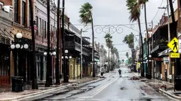 Seorang pria berdiri di tengah 7th Street di Ybor City di jalanan yang diguyur hujan beberapa jam sebelum angin kencang dari Badai Ian menghantam Tampa, Florida, Amerika Serikat, 28 September 2022. Badai Ian menghasilkan angin kencang dengan kecepatan 155 mph (250 kph). (Willie J. Allen Jr./Orlando Sentinel via AP)