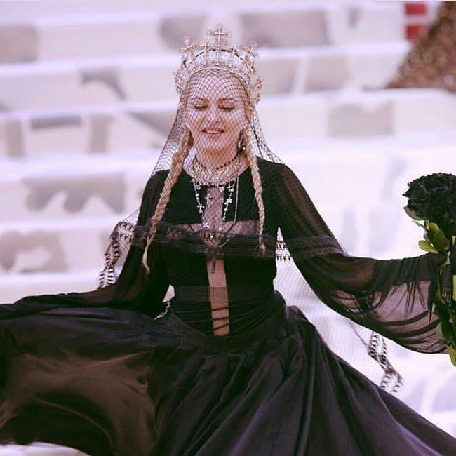 Madonna menggunakan aksesori tiara karya Rinaldy Yunardi./Copyright instagram.com/rinaldyyunardi