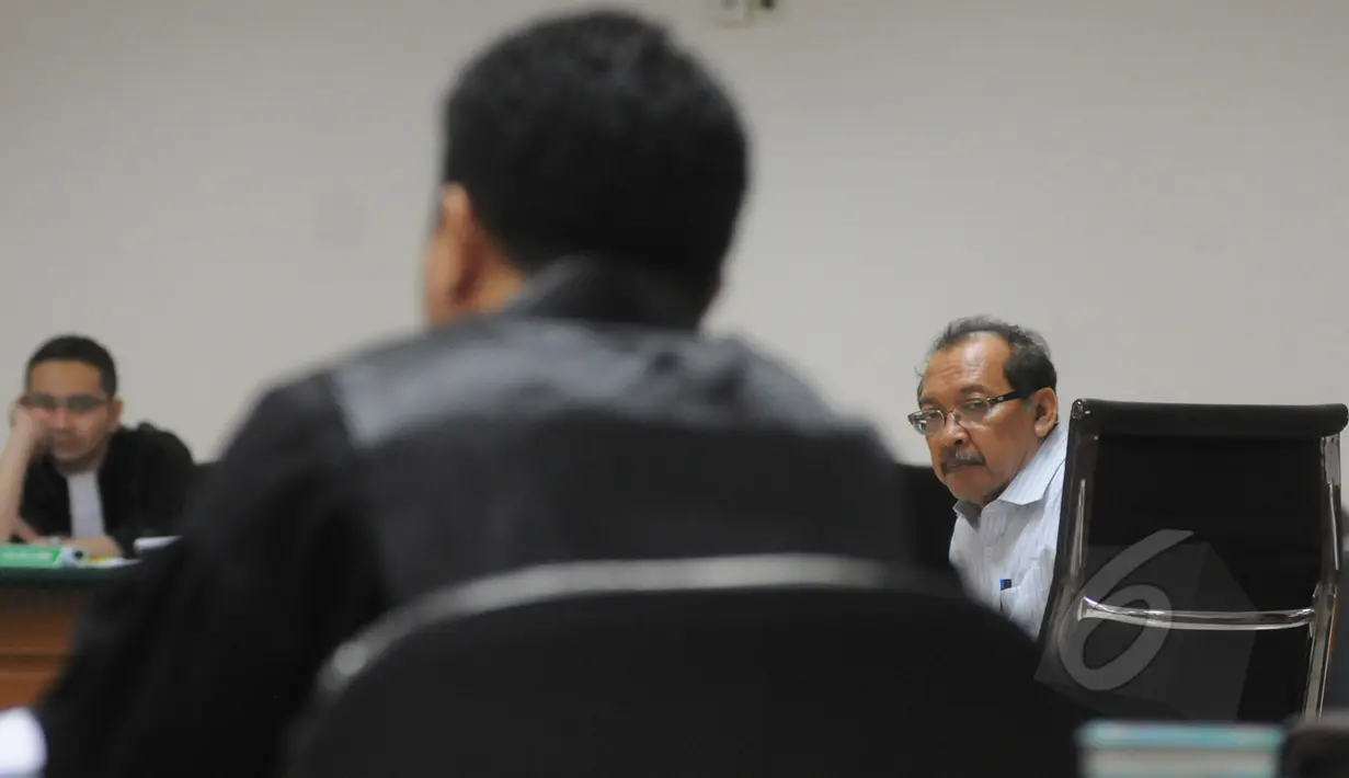 Terdakwa suap mantan Bupati Bangkalan Fuad Amin yang juga Direktur PT Media Karya Sentosa Antonio Bambang Djatmiko menjalani sidang di Pengadilan Tipikor Jakarta, Senin (6/4/2015). Antonio dituntut pidana penjara tiga tahun. (Liputan6.com/Herman Zakharia)