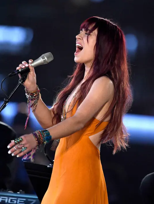 Aksi Lauren Daigle saat tampil di atas panggung MusiCares Person of The Year 2019 untuk menghormati Dolly Parton di Los Angeles Convention Center, California (8/2). (AFP Photo/Kevork Djansezian)
