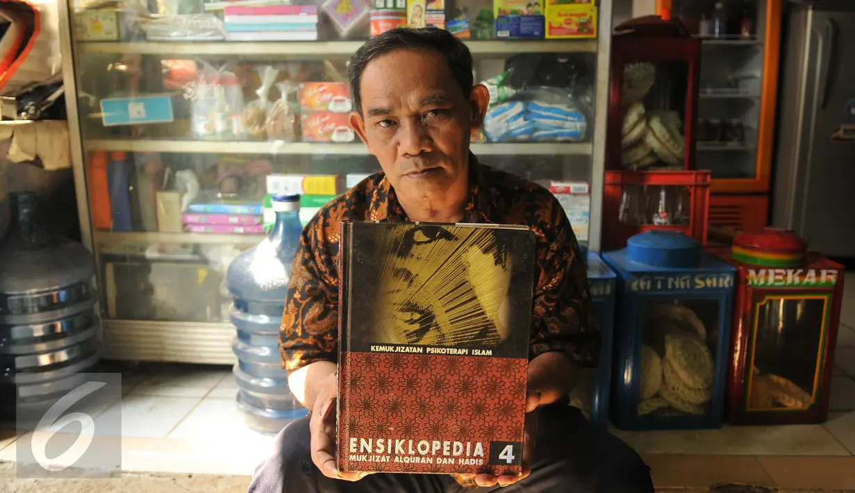 Pemilik kontrakan memperlihatkan buku yang pernah diberikan oleh ayah Marshanda, Irwan Yusuf, Jakarta Selatan, Selasa (29/3). Ayah Marshanda ditangkap Dinsos DKI karena diduga berprofesi sebagai pengemis (Liputan6.com/ Gempur M Surya)