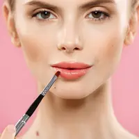 Biar tampilan makin on point, pilihlah lip liner yang menyatu sempurna dengan warna kulit. Yuk, intip caranya biar hasil riasan bibir makin maksimal! (Foto dok: Freepik/benzoix).