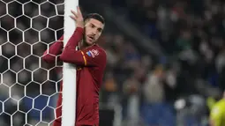 Reaksi pemain Roma Lorenzo Pellegrini setelah gagal mencetak gol ke gawang Atalanta pada pertandingan sepak bola Liga Italia di Olympic Stadium, Roma, Italia, 5 Maret 2022. Roma menang 1-0. (AP Photo/Andrew Medichini)