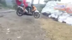Pengendara motor tidak bisa mengendalikan kendaraannya hingga tabrak pengaman jalan.